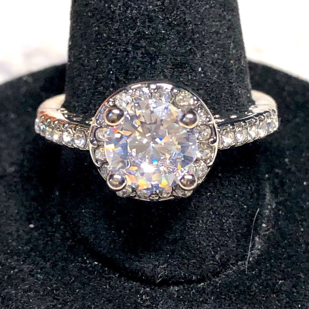 Pretty halo style silver ring-NWOT